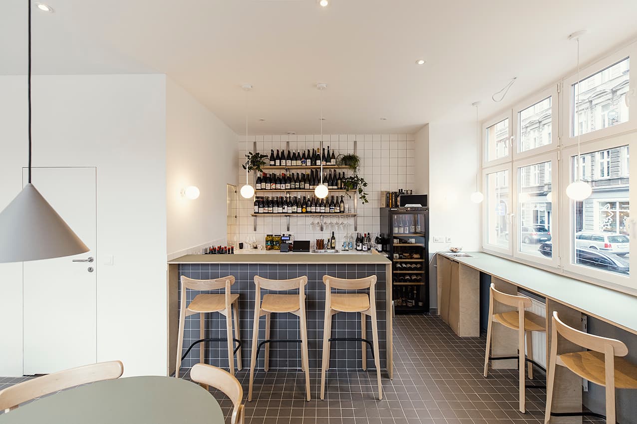 Katarzyna Dobiecka — wine bar Pijalnia